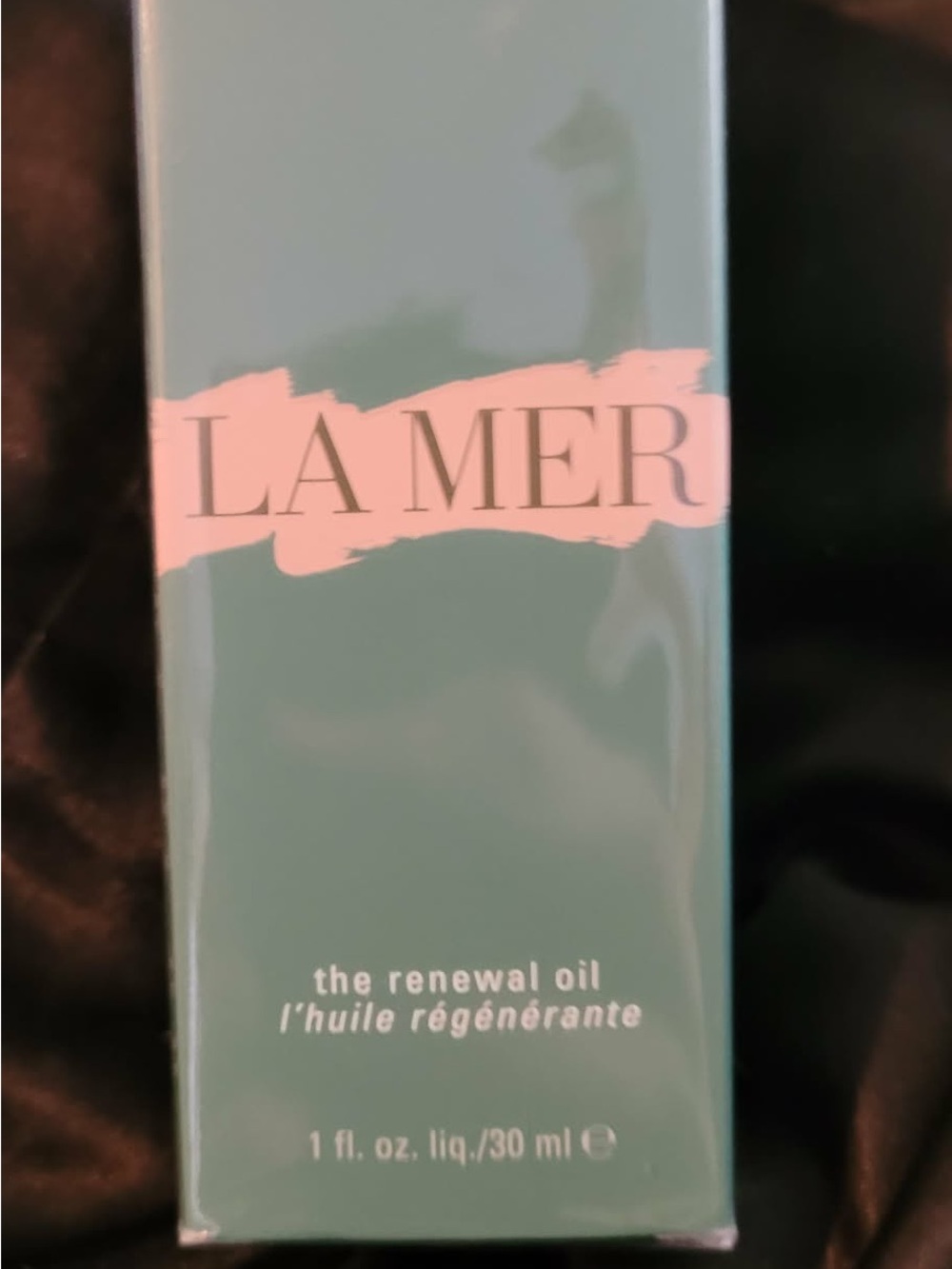 La Mer Renewal Facial Oil in Teal and Pink Accents